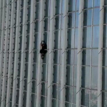 homem-e-preso-por-escalar-o-5°-maior-edificio-do-mundo,-na-coreia-do-sul;-veja-foto