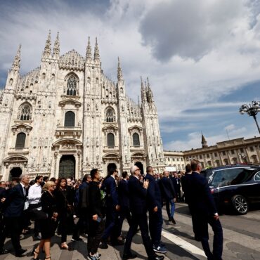 funeral-de-silvio-berlusconi-tem-presenca-de-familia,-2-ex-esposas,-apoiadores-e-torcedores