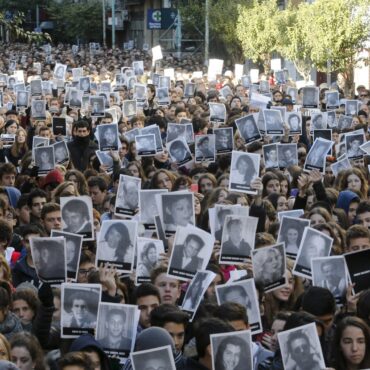 decadas-apos-atentado-a-centro-judaico-que-deixou-85-mortos-na-argentina,-pais-ordena-prisao-de-4-pessoas;-3-podem-estar-no-brasil