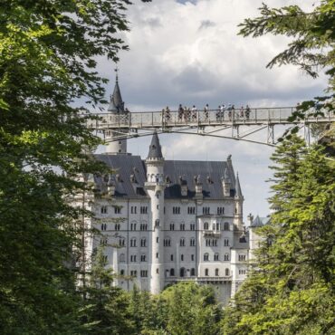 homem-e-preso-apos-empurrar-turistas-de-penhasco-perto-do-‘castelo-da-cinderela’,-na-alemanha