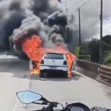 carro-pega-fogo-em-acostamento-da-rodovia-pe.-manoel-da-nobrega,-sp