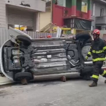 idoso-tomba-carro-apos-colidir-com-veiculo-estacionado-em-santos,-sp;-video