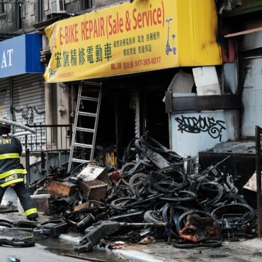 incendio-em-oficina-de-bicicletas-eletricas-deixa-4-mortos-em-nova-york