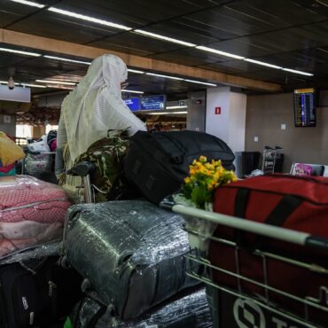 novo-grupo-de-afegaos-chega-ao-brasil-e-mais-de-200-imigrantes-esperam-por-abrigo-no-aeroporto-internacional-de-sp,-em-guarulhos
