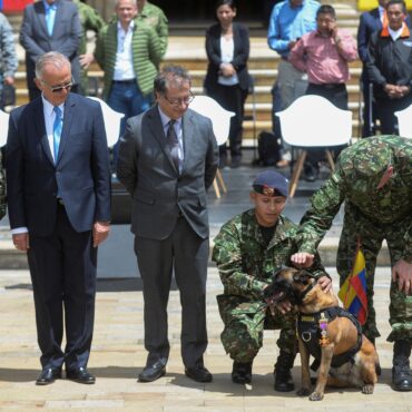 presidente-da-colombia-entrega-medalhas-a-equipes-de-resgate-das-criancas-desaparecidas-na-amazonia