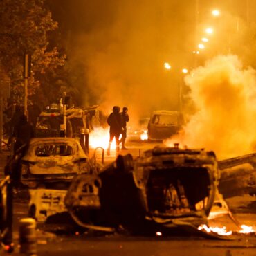 jovem-morre-ao-cair-de-telhado-durante-protestos-na-franca,-diz-policia