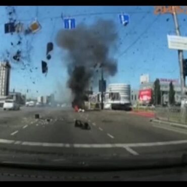 missil-cai-a-poucos-metros-de-carros-em-kiev;-veja-video