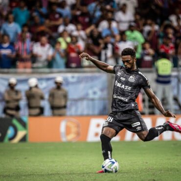 bruno-mezenga,-do-santos-fc,-e-chamado-de-‘macaco’-em-grupo-de-torcedores-apos-perder-penalti