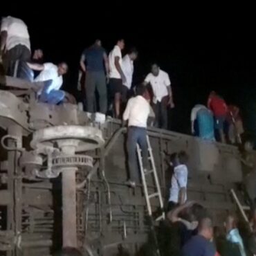 trem-descarrila-na-india-e-deixa-233-mortos