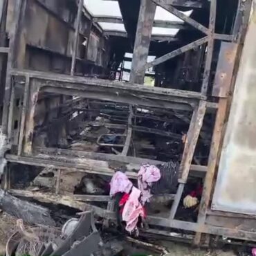 onibus-pega-fogo-apos-bater-contra-ponte-e-deixa-25-mortos-na-india