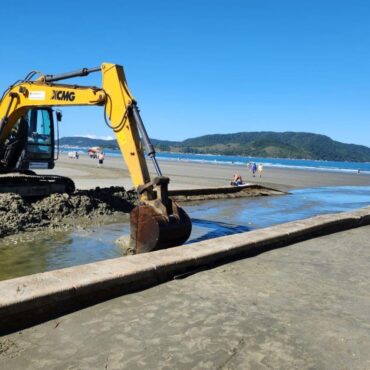 cerca-de-110-toneladas-de-areia-sao-retiradas-de-canal-afetado-por-ressaca-em-santos,-sp