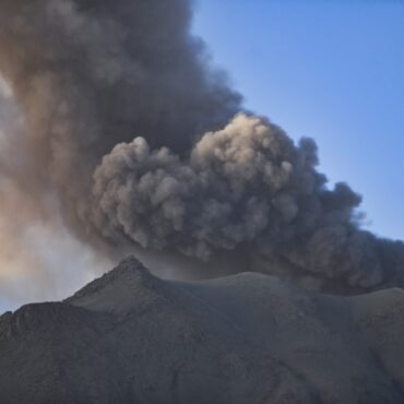 peru-entra-em-estado-de-emergencia-nos-arredores-de-vulcao-em-erupcao