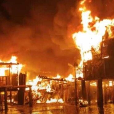 incendio-destroi-36-casas-e-leva-panico-a-comunidade-do-litoral-de-sp;-video