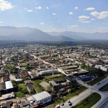 criminosos-armados-abordam-grupo-na-porta-de-casa-e-invadem-imovel-para-roubar-joias-e-dinheiro