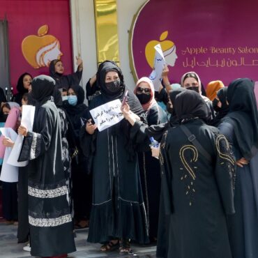 afegas-protestam-em-cabul-contra-o-fechamento-dos-saloes-de-beleza-pelo-taliba