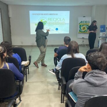 guaruja-capacita-colaboradores-da-loja-eco-troca-da-setur