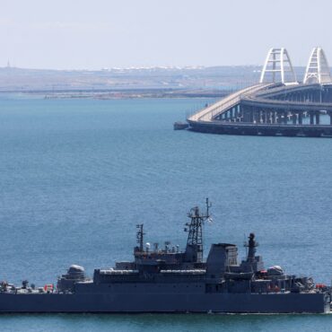 navio-petroleiro-russo-e-alvo-de-ataque-de-drone-maritimo,-dizem-autoridades