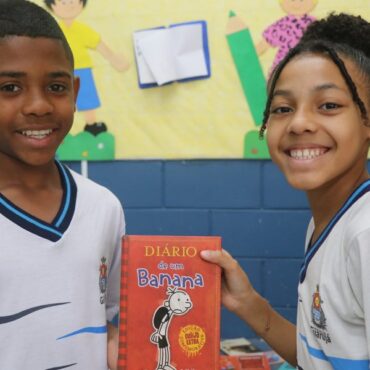 guaruja-promove-dia-da-troca-de-livros-na-rede-municipal-de-ensino