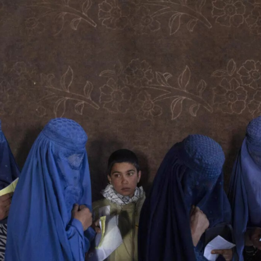 uma-mulher-comete-suicidio-por-dia-no-afeganistao-dois-anos-apos-tomada-do-taliba,-aponta-onu