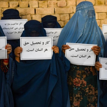 afeganistao:-dois-anos-apos-volta-de-talibas-ao-poder,-miseria-e-cerco-as-mulheres-reinam-no-pais