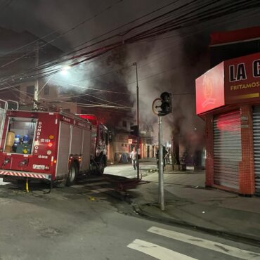 banca-de-jornal-pega-fogo-no-bairro-encruzilhada,-em-santos,-sp