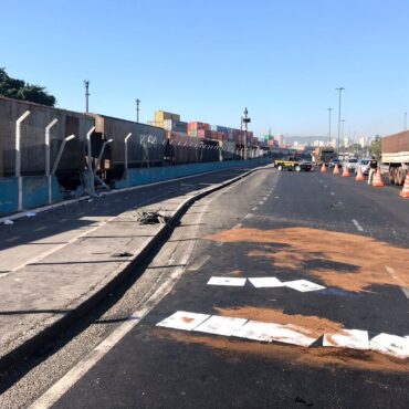 acidentes-danificam-muro-de-linha-ferrea-e-interditam-a-avenida-perimetral-em-santos,-sp