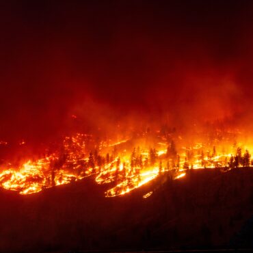 no-canada,-chamas-de-dois-incendios-se-fundem-e-cobrem-mais-de-40-mil-hectares