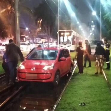 motorista-erra-caminho-e-invade-trilho-do-vlt-em-sao-vicente,-sp