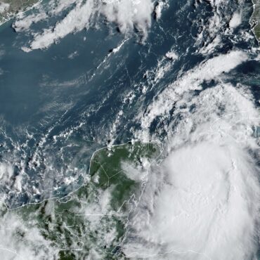 furacao-idalia-sobe-para-categoria-4,-considerada-catastrofica,-e-se-aproxima-da-florida