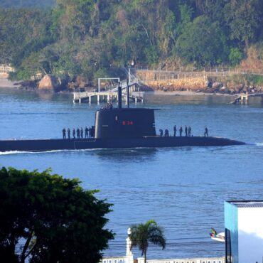submarino-de-guerra-entra-no-porto-de-santos-com-tripulantes-sobre-o-casco;-video