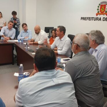 prefeitura-de-santos,-sp,-anuncia-auxilio-emergencial-para-familias-vitimas-de-incendio-em-comunidade