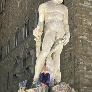 turista-alemao-danifica-estatua-do-seculo-16-em-florenca,-na-italia,-para-ser-fotografado-dentro-de-fonte