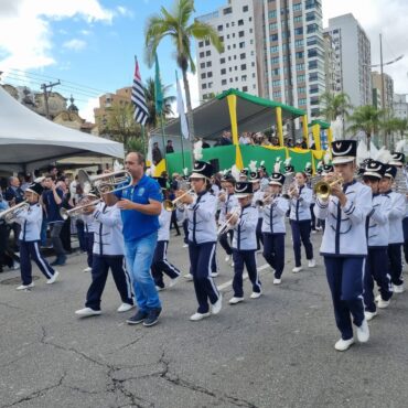 desfile-civico-de-7-de-setembro-retorna-a-orla-e-reune-centenas-de-pessoas-em-santos;-fotos