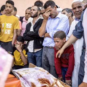 no-marrocos,-um-vilarejo-chora-seus-mortos-pelo-terremoto