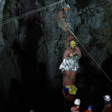 explorador-e-resgatado-apos-passar-dias-preso-em-caverna-a-1km-de-profundidade-na-turquia