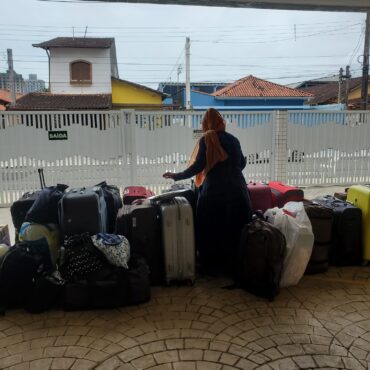 refugiados-afegaos-sao-transferidos-do-litoral-de-sp-a-novo-abrigo-em-sp;-video