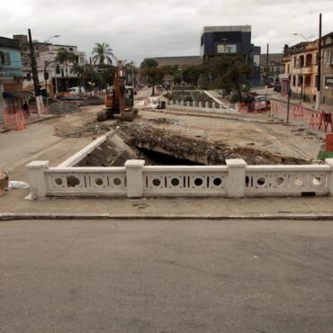 pontilhoes-de-avenida-de-santos-sao-demolidos-para-obras-de-reformas