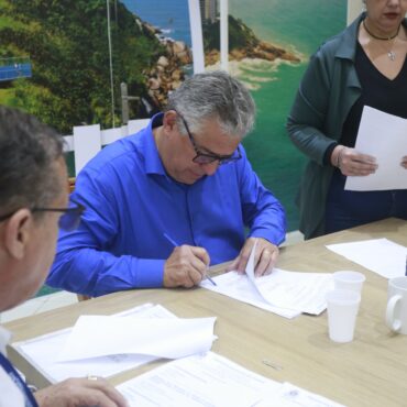 prefeitura-de-guaruja-firma-parceria-para-manter-funcionamento-da-receita-federal-na-cidade