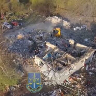 ‘metade-do-vilarejo-se-foi’:-ucranianos-se-recuperam-apos-ataque-de-missil-russo