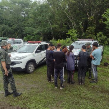 turistas-ficam-ilhados-e-sao-resgatados-apos-24h-em-area-de-mata-proibida-no-litoral-de-sp;-video