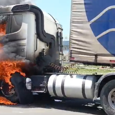 cabine-de-caminhao-e-destruida-durante-incendio-no-litoral-de-sp;-video