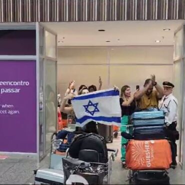 religiosos-brasileiros-que-estavam-em-excursao-a-israel-desembarcam-no-rio-e-relatam-alivio