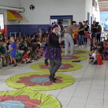 professora-de-guaruja-utiliza-natureza-como-principal-aliada-em-sala-de-aula