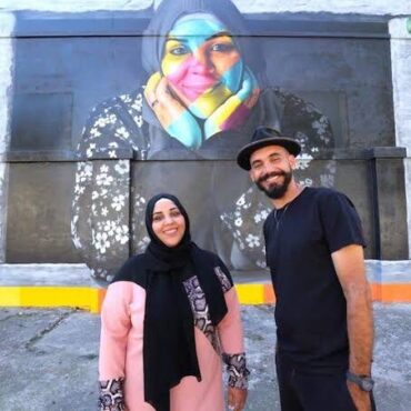 palestina-esta-abrigada-com-familia-em-escola-em-gaza;-mulher-teve-rosto-pintado-por-kobra-em-2022-em-muro-em-sp