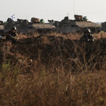 ‘proxima-fase-esta-chegando’,-diz-netanyahu-em-visita-a-militares-perto-de-gaza