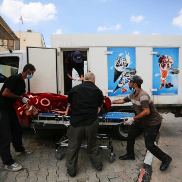 sem-espaco-nos-cemiterios,-corpos-de-palestinos-sao-armazenados-em-caminhoes-refrigerados-em-gaza