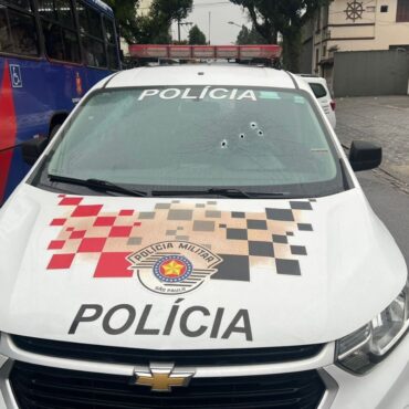 viatura-da-pm-e-alvo-de-tiros-durante-perseguicao-a-motocicleta-em-santos,-sp