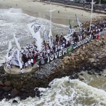 torcedores-lotam-pier-rei-pele-durante-inauguracao-com-a-presenca-de-edinho-e-idolos-do-santos-fc;-fotos