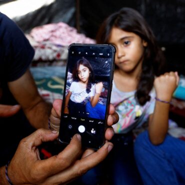 familias-de-gaza-colocam-pulseiras-nas-criancas-para-identifica-las-entre-vitimas-em-caso-de-bombardeio