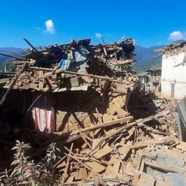 ‘nao-conseguiram-salvar-minha-filha’:-terremoto-no-nepal-deixa-mais-de-150-mortos